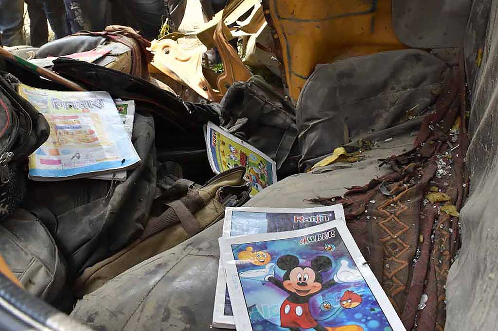 Polisi sedang menyelidiki penyebab kecelakaan itu, tapi pihak berwenang menyatakan sopir bus tersebut bertanggung jawab atas keselamatan di penyeberangan tanpa penjaga.