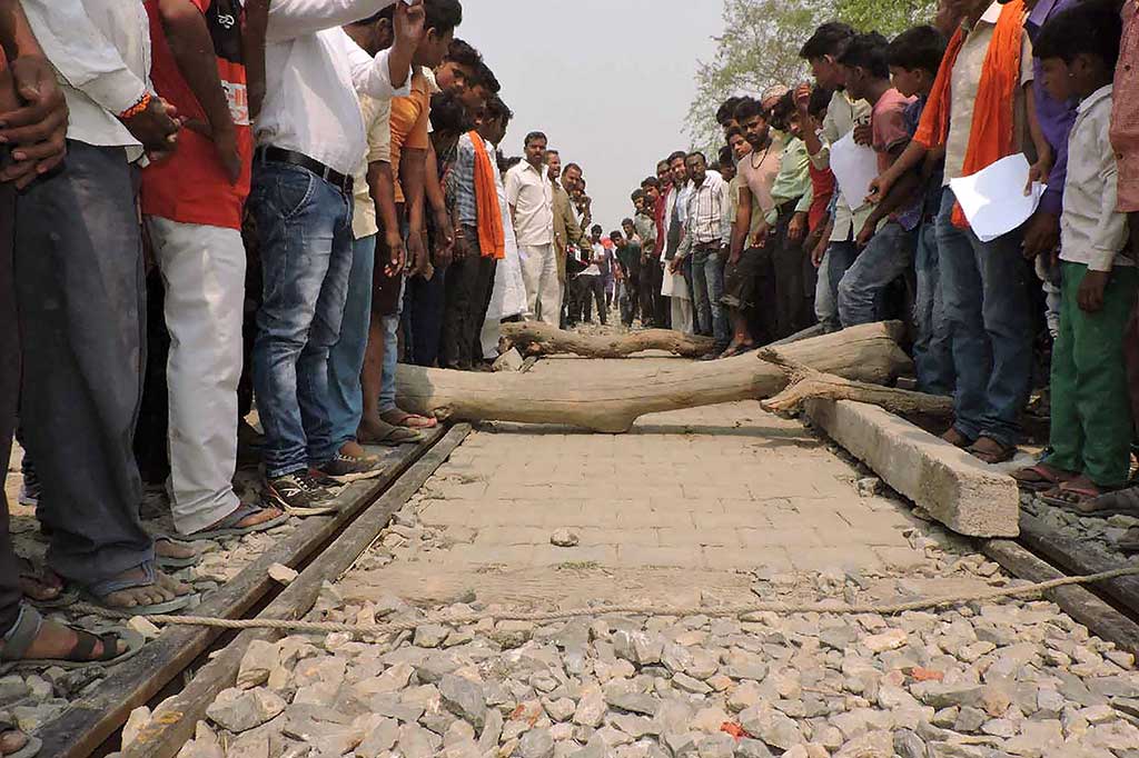 Menteri Perkereta-apian Piyush Goyal menyatakan penyelidikan dilakukan dan lembaganya akan membayar 200.000 rupee (Rp30 juta lebih) kepada keluarga korban tewas.
