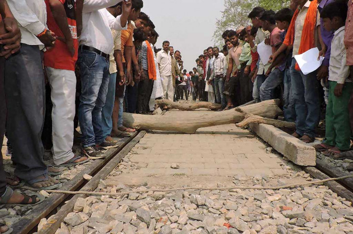 Menteri Perkereta-apian Piyush Goyal menyatakan penyelidikan dilakukan dan lembaganya akan membayar 200.000 rupee (Rp30 juta lebih) kepada keluarga korban tewas.