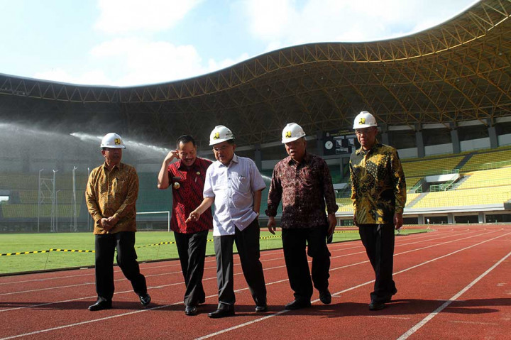 Wakil Presiden Jusuf Kalla (tengah) bersama Menteri Pekerjaan Umum dan Perumahan Rakyat (PUPR) Basuki Hadimuljono (kedua kanan) dan Pejabat Sementara (Pjs) Wali Kota Bekasi Ruddy Gandakusumah (kedua kiri) meninjau venue Asian Games 2018 Stadion Patriot Candrabhaga, di Bekasi, Jawa Barat, Jumat, 27 April 2018.