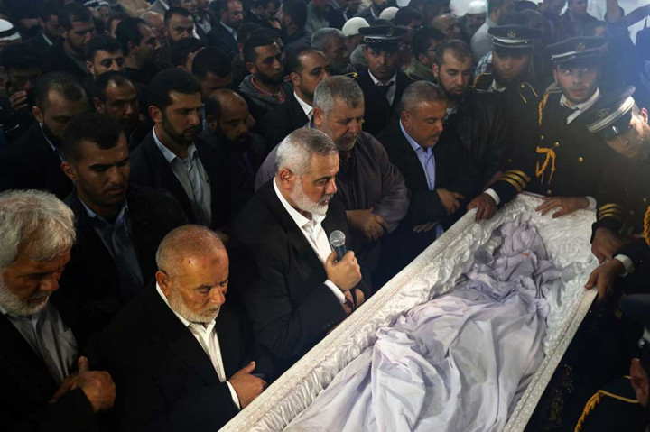 Pemimpin Hamas Ismail Haniya berdoa di depan jenazah ilmuwan Palestina, Fadi al-Batsh sebelum dimakamkan di Kota Jabalia, Jalur Gaza, Kamis, 26 April 2018. 