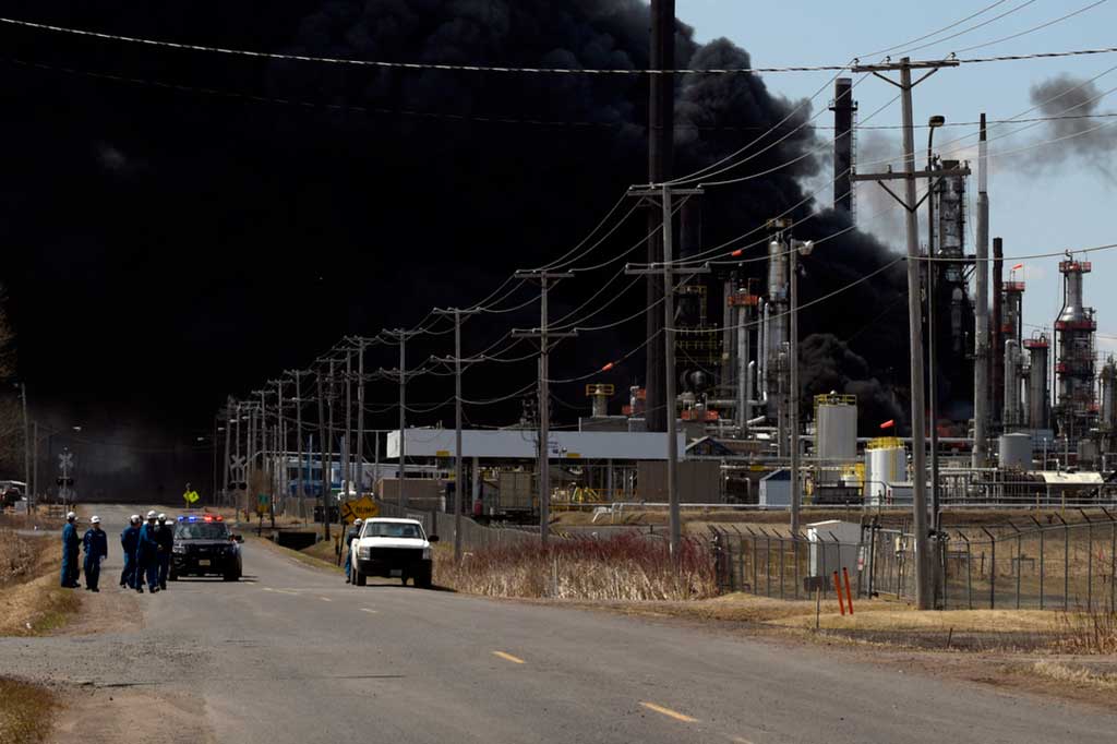Asap hitam pekat membubung ke angkasa setelah terjadi ledakan di sebuah kilang minyak di Negera Bagian Wisconsin, AS, Kamis, 26 April 2018 waktu setempat.
