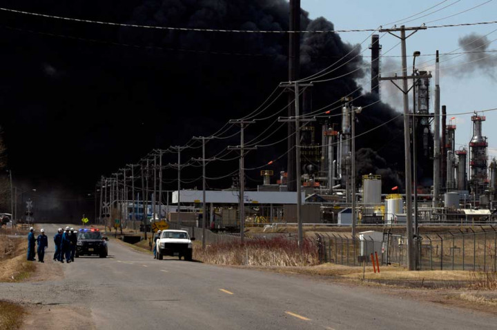 Asap hitam pekat membubung ke angkasa setelah terjadi ledakan di sebuah kilang minyak di Negera Bagian Wisconsin, AS, Kamis, 26 April 2018 waktu setempat.