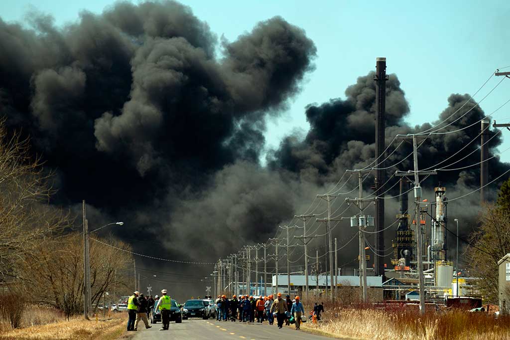 Pejabat pemadam mengatakan ledakan terjadi pada pukul 10.06 waktu setempat di Kilang Minyak Husky Energy di Superior, kota dengan sebanyak 27.000 warga yang berbatasan dengan Minnesota di utara dan ujung Lake Superior.