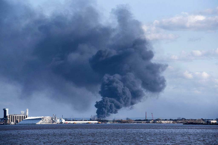 Warga dalam radius 1 mil dan setiap orang yang berada 10 mil ke selatan diperintahkan agar mengungsi. Zona pengungsian diperluas pada Kamis malam sampai radius 3 mil.