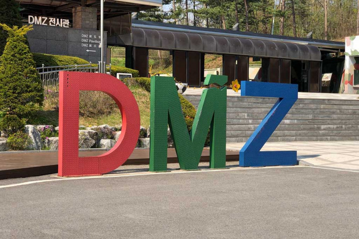 Setelah perang Korea berakhir dengan sebuah gencatan senjata pada 1953, Panmunjom ditunjuk sebagai satu tempat di mana para pejabat dari kedua belah pihak dapat bertemu. Desa ini dibagi menjadi dua bagian garis demarkasi militer, satu sisi sebelah Utara, yang lain ke Selatan. Di tengah desa terdapat gedung-gedung Komando PBB. Zona seluas 250 kilometer ini dipenuhi dengan kawat berduri, deretan kamera pengawas, dan pagar listrik.