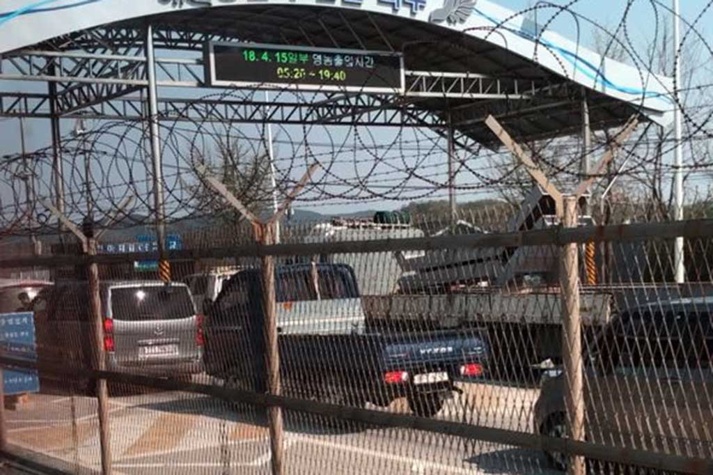 Wisatawan tidak boleh sembarangan pergi ke kawasan DMZ tanpa dipandu. Harga tur ini bervariasi antara 45.000-95.000 won (setara Rp612 ribu hingga Rp1,292 juta) tergantung kawasan mana saja yang dikunjungi. Di pintu masuk DMZ ada sebuah titik pemeriksaan (check point). Di sini seorang tentara Korsel naik ke bus dan memeriksa seluruh paspor pengunjung yang akan masuk ke wilayah DMZ. Tentara tersebut kemudian turun setelah memeriksa seluruh paspor. 