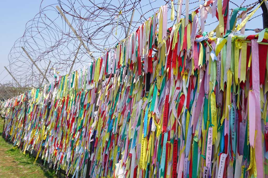 Perjalanan dilanjutkan dan tiba di titik pertama, Imjingak Park. Di tempat tersebut turis bisa mengabadikan foto di depan ribuan pita warna warni yang diikatkan di pagar. Di pita-pita tersebut, pengunjung menuliskan harapan atas perdamaian di Semenanjung Korea.
