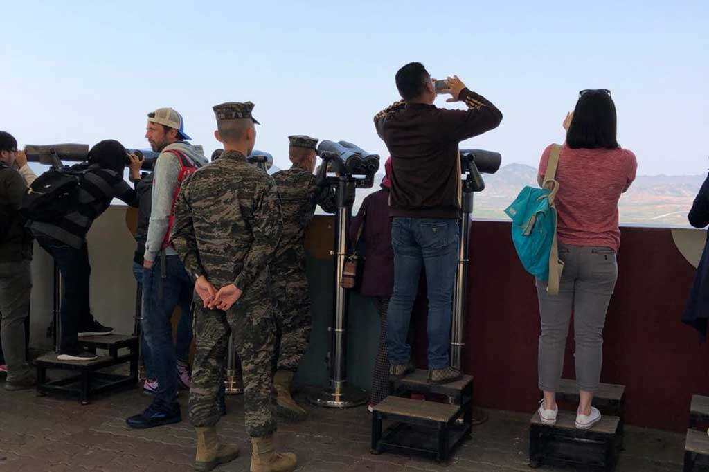 
Titik kunjungan berikutnya adalah Dora Observatory yang terletak di puncak Dorasan (Gunung Dora) dan merupakan bagian Korsel yang paling dekat dengan Korut. Letaknya di Kota Paju, Provinsi Gyeonggi, Korsel. 

Dari titik Dora Observatory, pengunjung bisa melihat wilayah Korut melalui teropong. Untuk memakai teropong-teropong tersebut, pengunjung harus memasukkan koin 500 won (setara Rp6.800). Dari teropong, pengunjung dapat melihat permukiman warga di Korut dan beberapa gedung perkantoran. Namun tidak terlihat jelas aktifitas warga di sana.