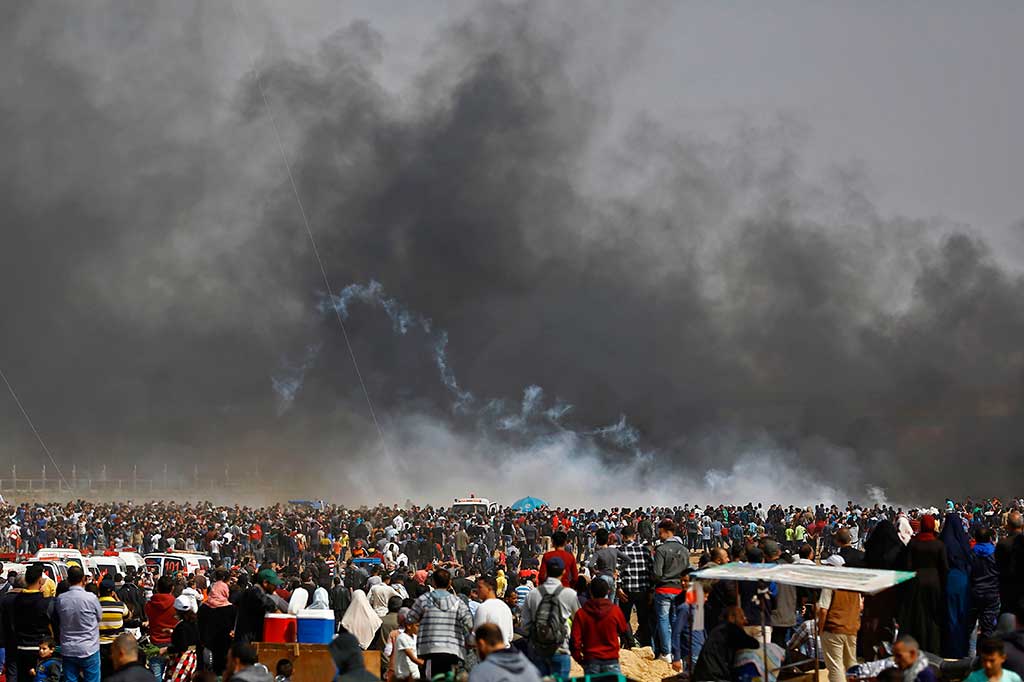 Ribuan warga Palestina melakukan aksi unjuk rasa di perbatasan Jalur Gaza dan Israel, di Jabalia, Jumat, 27 April 2018. Mereka melancarkan protes untuk menuntut hak para pengungsi untuk dapat kembali tanah leluhur.
