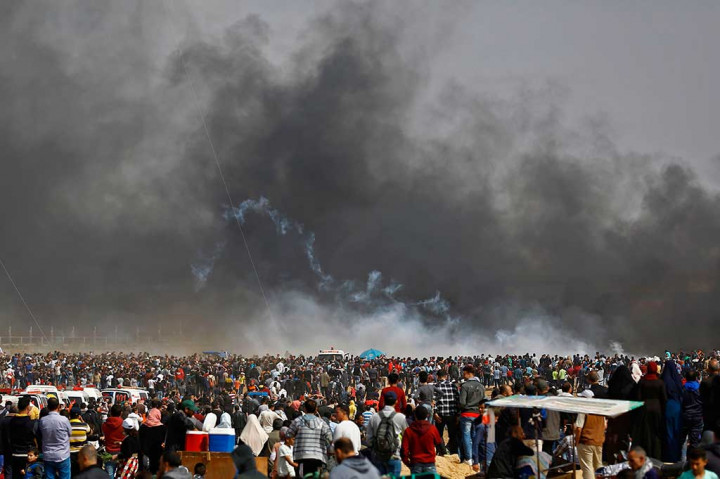 Ribuan warga Palestina melakukan aksi unjuk rasa di perbatasan Jalur Gaza dan Israel, di Jabalia, Jumat, 27 April 2018. Mereka melancarkan protes untuk menuntut hak para pengungsi untuk dapat kembali tanah leluhur.