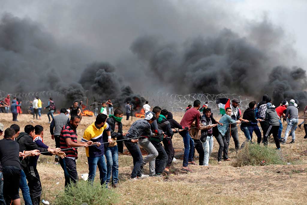 Sementara puluhan lainnya berusaha menarik barikade kawat berduri yang menghalangi para pengunjuk rasa.