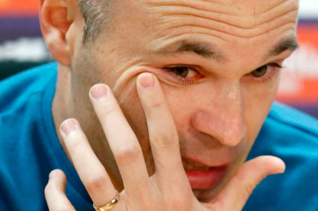 Gelandang elegan berusia 33 tahun tersebut tak kuasa menahan air mata saat menyatakan akan meninggalkan klub yang telah dibela selama 22 tahun tersebut pada akhir musim ini.