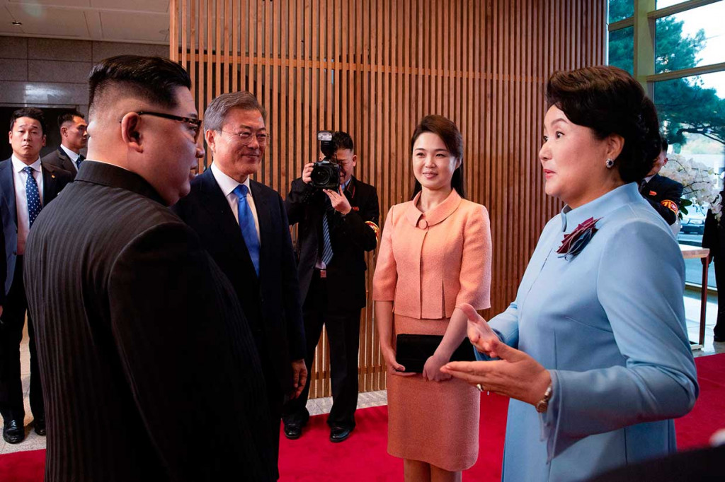 Diyakini di akhir usia 20-an Ri telah memiliki tiga anak dengan Kim dan menjadi penyanyi untuk band Unhasu, musisi pilihan negara berdasarkan bakat, penampilan, dan kesetiaan mereka kepada rezim Korut.