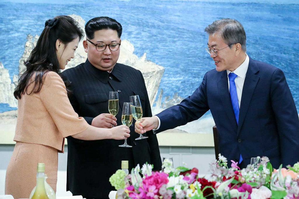 Meski pasangan itu terikat pernikahan sejak 2009, Ri baru diakui sebagai istri Kim pada 2012 setelah pemimpin muda yang hijau pengalaman tersebut mewarisi kekuasaan dari ayahnya tahun sebelumnya.  Kehadirannya di depan publik merupakan perkembangan terbaru mengingat istri dua pemimpin Korut sebelumnya sangat jarang tampil di depan publik dan kehidupan mereka sebagian besar dirahasiakan.