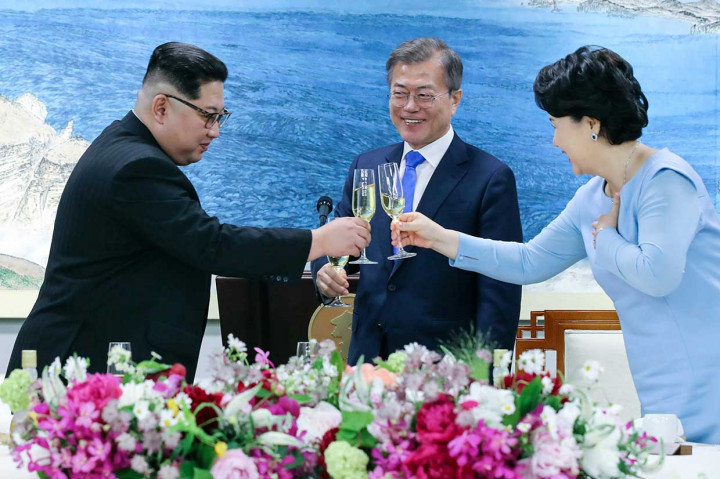 Sementara Kim Jung-sook juga seorang vokalis terlatih profesional yang pernah menjadi anggota paduan suara Kota Seoul sebelum menjadi ibu rumah tangga. Kim dan Moon kini telah memiliki dua anak. Ketika Moon mendapatkan popularitas politik, Kim membuat dirinya disukai publik dengan kepribadiannya yang ceria dan bergairah.