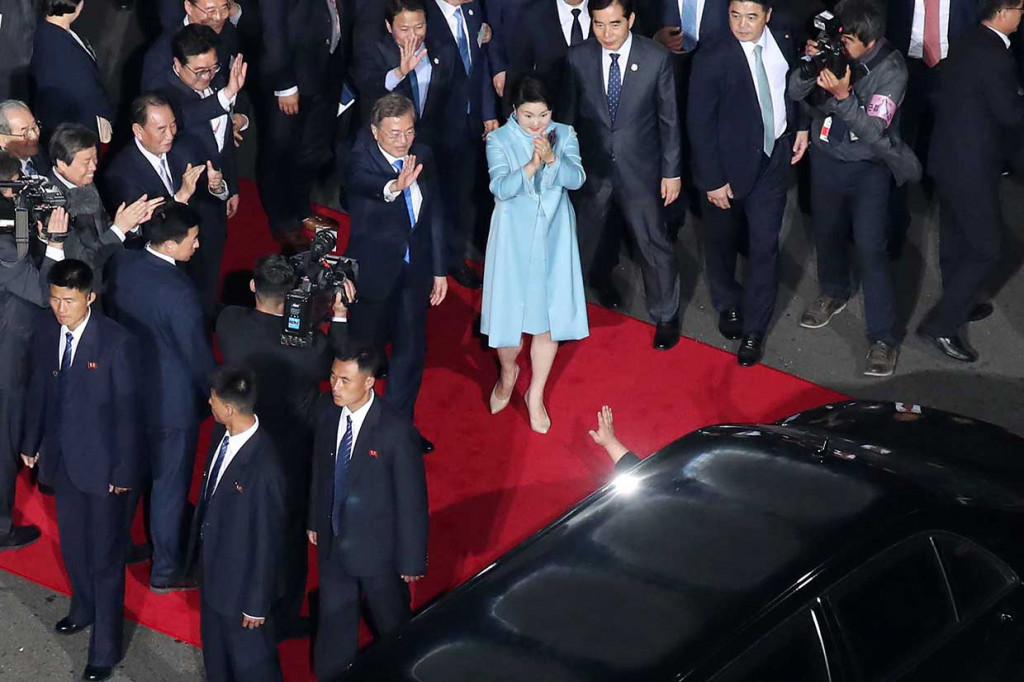 Pasangan itu bertemu di sebuah universitas di Seoul saat Kim belajar bernyanyi klasik dan Moon ialah mahasiswa dan aktivis prodemokrasi yang menentang kediktatoran militer. Momen selanjutnya amatlah langka dengan Kim melamar Moon, menentang orangtuanya, yang tidak terkesan oleh latar belakang Moon yang sederhana sebagai putri dari para pengungsi Korea Utara yang miskin. 