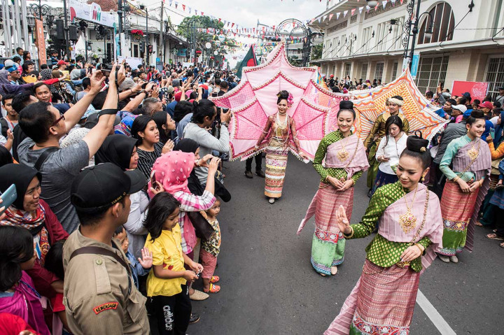 Ribuan penonton melihat Karnaval Asia Afrika di Jalan Asia Afrika, Bandung, Jawa Barat, Sabtu, 28 April 2018. Tidak sedikit dari mereka yang mengabadikan acara tersebut dengan kamera maupun ponsel mereka. ANTARA/M Agung Rajasa