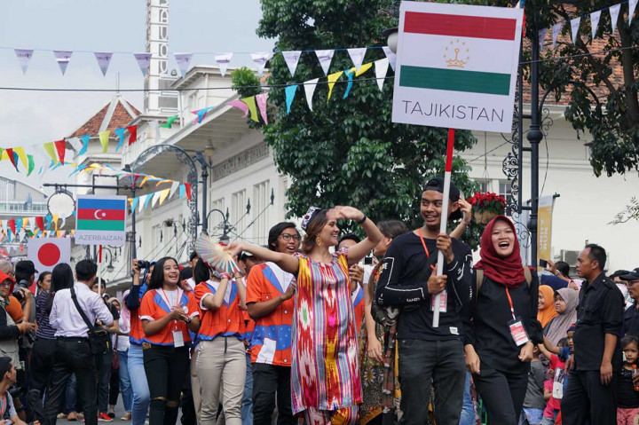 Delegasi dari Tajikistan turut memeriahkan acara Karnaval Asia Afrika dalam puncak peringatan Konferensi Asia Afrika (KAA) ke-63. Medcom.id/Roni Kurniawan