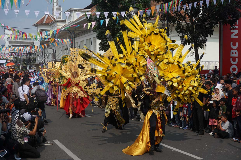 Salah satu provinsi yang turut memeriahkan gelaran tersebut yaitu dari Aceh. Penampilan mereka yang mengenakan pakaian adat yang dimodifikasi menarik perhatian penonton. Medcom.id/Roni Kurniawan
