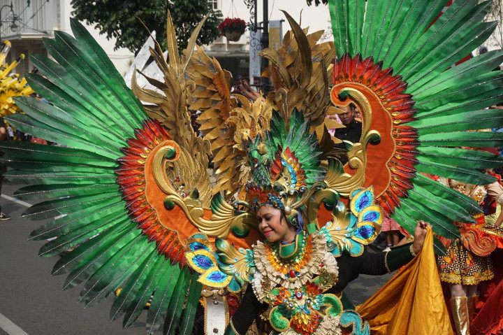 Peserta Karnaval Asia Afrika dari Jember, Jawa Timur memperlihatkan kostum dalam acara puncak peringatan Konferensi Asia Afrika (KAA) ke-63. Medcom.id/Roni Kurniawan