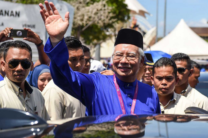 Najib didampingi empat calon dari Barisan Nasional untuk kursi Dewan Undangan Negeri (DUN) atau DPRD yakni Khairuddin Mahmud (Pulau Harris), Datuk Mohamed Puzi Sh Ali (Peramu Jaya), Mohd Fahruddin Mohd Ariff (Bebar) dan Datuk Abubakar Harun (Chini). Najib Razak menyandang kursi parlemen dari Pekan sejak 1976. AFP/Mohd Rafsan