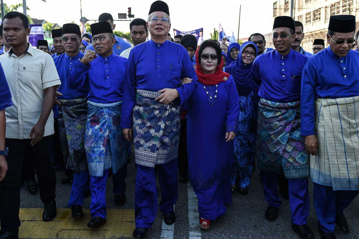 PM Malaysia Najib Razak didampingi istrinya Rosmah Mansur tiba di Gedung UMNO Pekan pada Sabtu pukul 08.35 pagi.  AFP/Mohd Rafsan
Ketua Barisan Nasional tersebut kemudian diarak pendukungnya menuju Pusat Penamaan Calon atau Pendaftaran Calon yang berjarak sekitar 300 meter. AFP/Mohd Rafsan