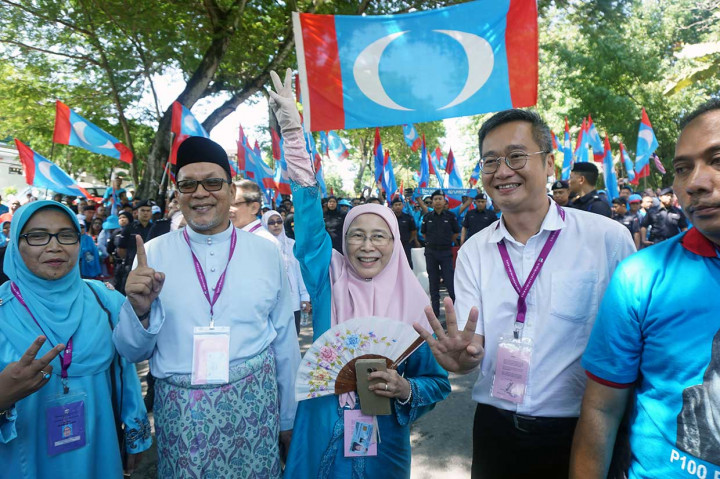 Sedangkan calon Wakil Perdana Menteri dari oposisi Pakatan Harapan Dr Wan Azizah Wan Ismail mendaftar di Dewan MPAJ Pandan. Politikus PKR ini bersama pendukungnya berkumpul di Kantor Cabang Pandan Taman Kencana kemudian bergerak ke tempat pendaftaran di Dewan MPAJ Pandan pukul 09.00. Wan Azizah mendaftarkan diri ke KPU Pandan duduk berderet dengan lima kandidat lainnya dari sejumlah partai. ANTARA/Agus Setiawan