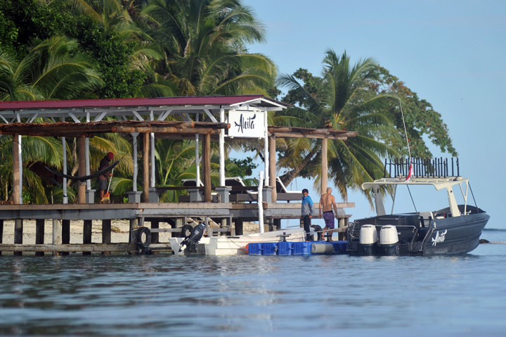 Selain berselancar dan berkeliling dengan berjalan kaki ataupun dengan menggunakan boat, pengunjung dapat melihat langsung kehidupan sehari-hari penduduk setempat, misalnya aktivitas mencari dan membuat sagu sebagai bahan makanan pokok atau menangkap ikan di laut.