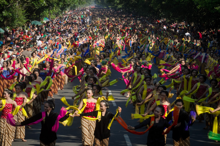 Ribuan penari menari Gambyong Pare Anom pada acara Solo Menari Gambyong 5.000 di jalan Slamet Riyadi, Solo, Jawa Tengah. ANTARA/Mohammad Ayudha
