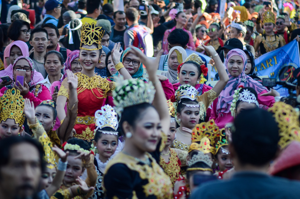 Peringatan Hari Tari Sedunia juga digelar di sejumlah daerah seperti Bandung, dan Boyolali. Di Bandung, Masyarakat Seni Rakyat Indonesia (MASRI) mengadakan pagelaran tari selama 12 jam berturut-turut yang diikuti oleh 1.500 penari dari 14 Kabupaten dan Kota di Jawa Barat. ANTARA/Raisan Al Farisi