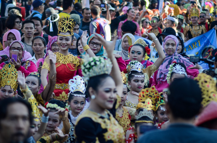 Peringatan Hari Tari Sedunia juga digelar di sejumlah daerah seperti Bandung, dan Boyolali. Di Bandung, Masyarakat Seni Rakyat Indonesia (MASRI) mengadakan pagelaran tari selama 12 jam berturut-turut yang diikuti oleh 1.500 penari dari 14 Kabupaten dan Kota di Jawa Barat. ANTARA/Raisan Al Farisi