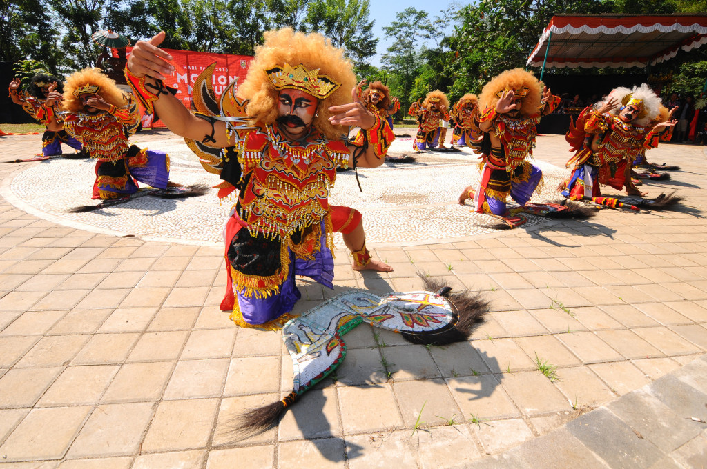 Di Boyolali, sejumlah penari menarikan tarian tradisional Turonggo Seto. Kegiatan yang bertema 