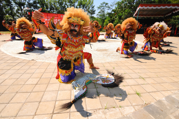 Di Boyolali, sejumlah penari menarikan tarian tradisional Turonggo Seto. Kegiatan yang bertema 