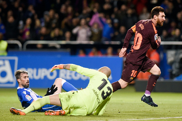 Lionel Messi mencetak hattrick untuk mengantar Barcelona menggasak tuan rumah Deportivo La Coruna 4-2. AFP/MIGUEL RIOPA