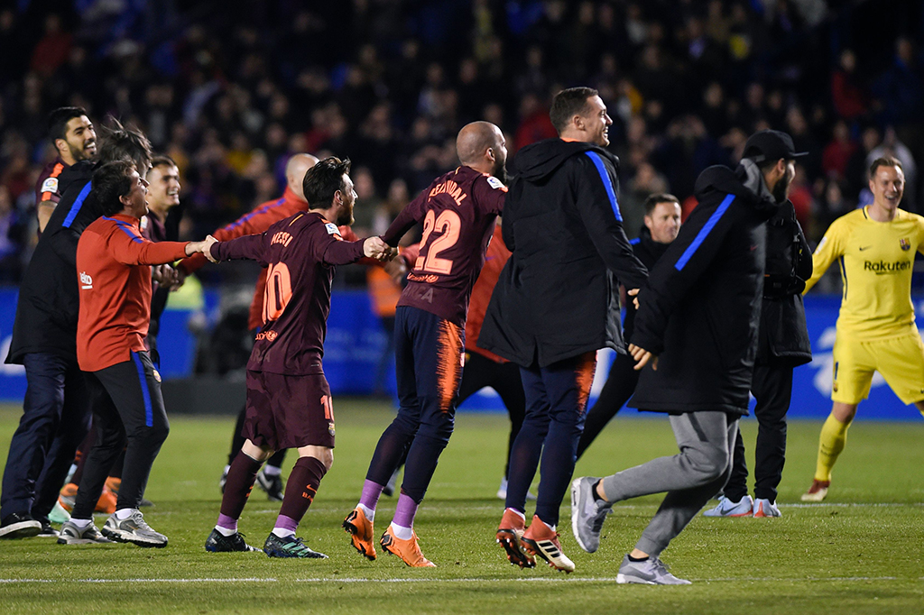 Bagi Barca, ini merupakan gelar kedua yang mereka raih pada musim ini setelah sebelumnya sukses menjadi jawara di pentas Copa Del Rey. AFP/MIGUEL RIOPA