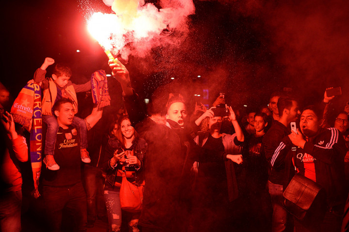 Suporter merayakan kemangan Barcelona melawan Deportivo La Coruna di Stadion Riazor. AFP/JOSEP LAGO
