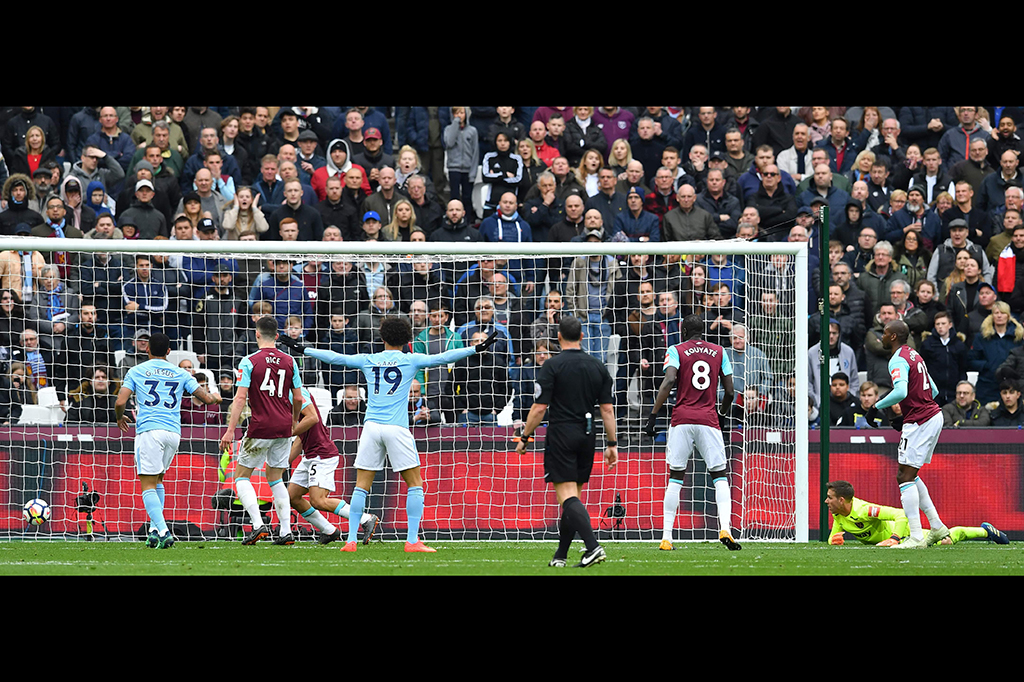 Manchester City juga masuk dalam daftar klub yang mencetak 100 gol atau lebih dalam satu musim. Saat ini, The Citizens sudah mengoleksi 102 gol. Namun, mereka menjadi tim tercepat yang melakukan itu.
