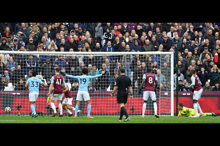 Manchester City juga masuk dalam daftar klub yang mencetak 100 gol atau lebih dalam satu musim. Saat ini, The Citizens sudah mengoleksi 102 gol. Namun, mereka menjadi tim tercepat yang melakukan itu.
