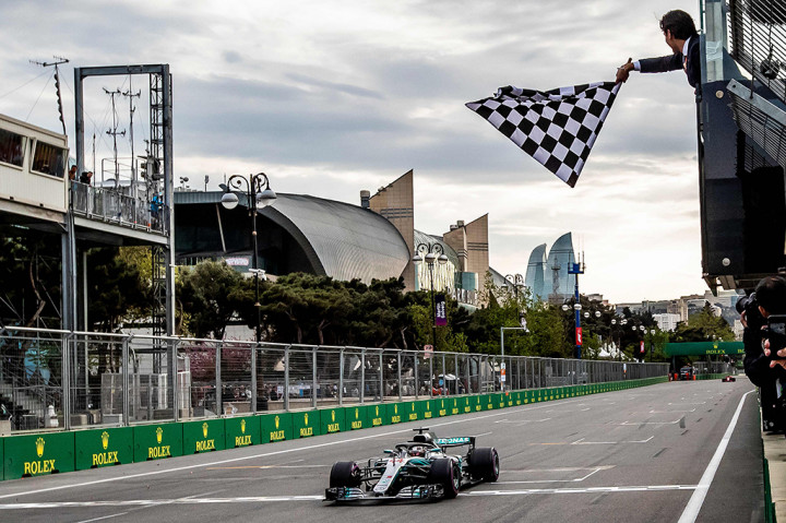 Hamilton berhasil menyodok ke posisi pertama pada lap ke-49 menyalip Valtteri Bottas yang sempat memimpin di posisi terdepan. AFP/SRDJAN SUKI 