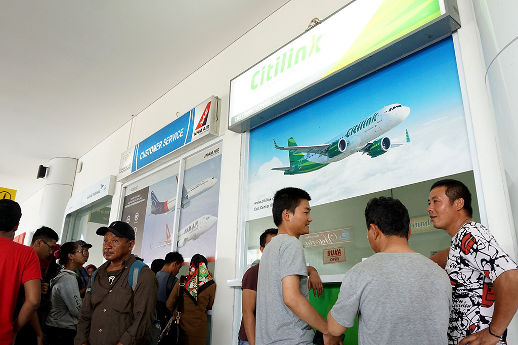Sejak pagi, para penumpang telah berdatangan ke bandara karena tidak mendapat informasi bahwa bandara ditutup.
