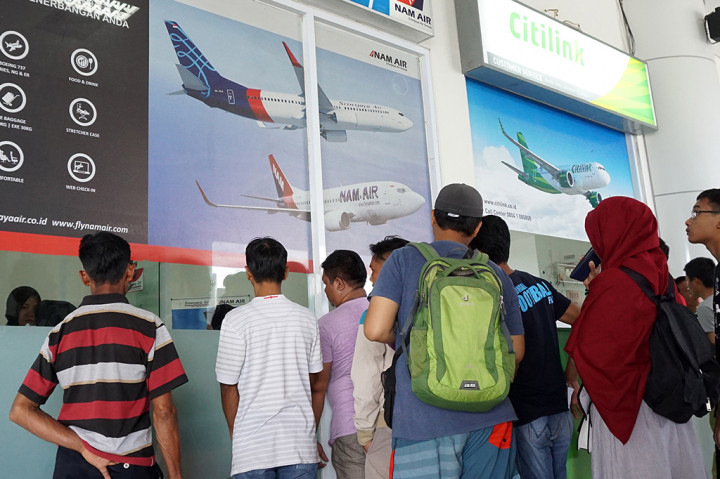 Hingga kini, para penumpang masih terus berdatangan ke bandara Djalaludin Gorontalo untuk mengambil kembali biaya pembelian tiket pesawat mereka. Total ada 12 penerbangan yang terpaksa dibatalkan imbas dari penutupan bandara Djalaludin Gorontalo.
