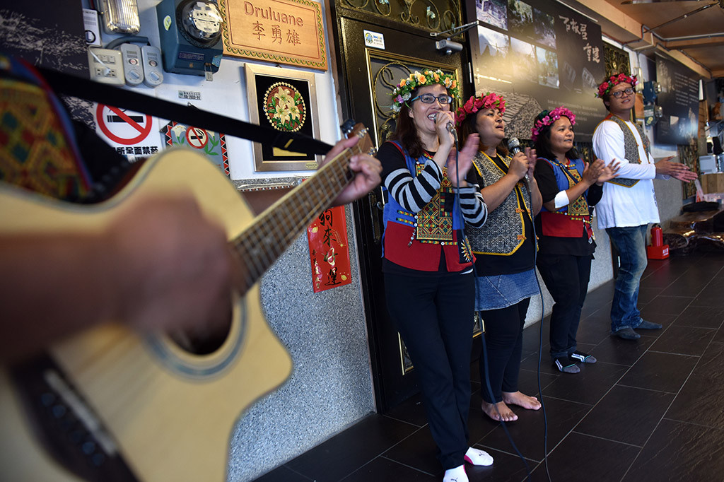Pemerintah Taiwan juga mendirikan Indigenous People Cultural Foundation yaitu sebuah yayasan yang bertugas memberikan dan menyebarkan informasi tentang penduduk asli melalui media televisi, radio dan majalah. 