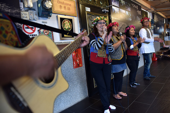 Pemerintah Taiwan juga mendirikan Indigenous People Cultural Foundation yaitu sebuah yayasan yang bertugas memberikan dan menyebarkan informasi tentang penduduk asli melalui media televisi, radio dan majalah. 