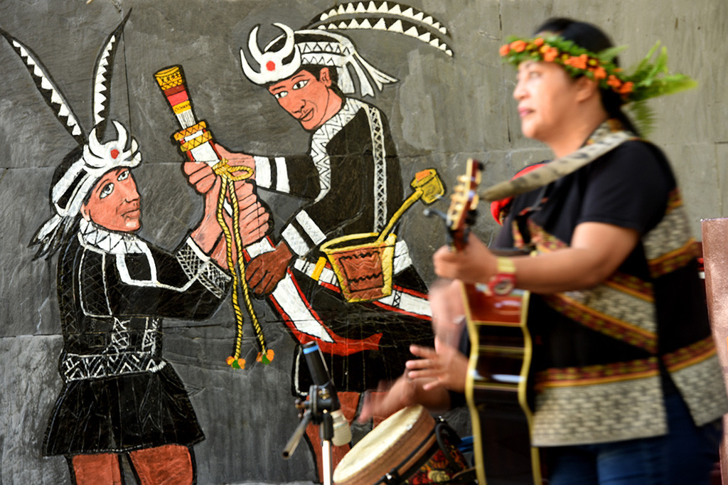 Ada juga Taiwan Indigenous People Cultural Park yang merupakan taman budaya seluas 82 hektare di Pingtung, kota di selatan Taiwan. Di lokasi tersebut kita bisa menemukan miniatur suku asli Formosa mulai dari rumah tradisonal, tarian, lagu dan berbagai hasil kerajinan.