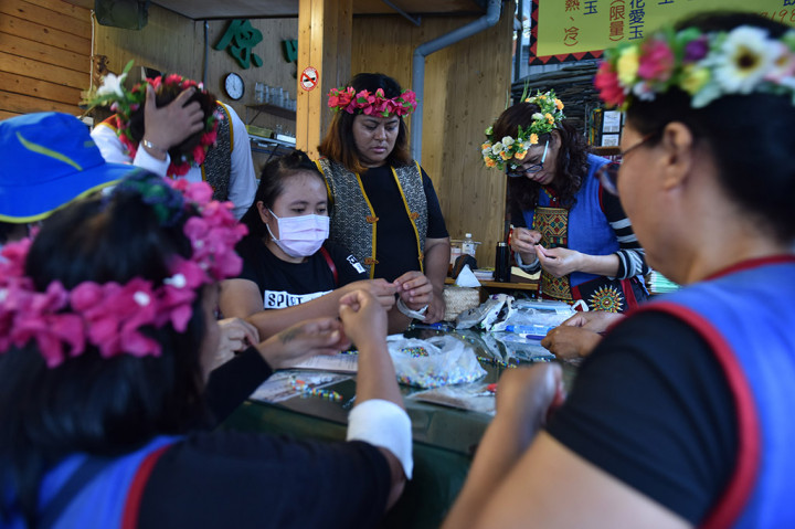 Dari jumlah tersebut ada 16 suku asli yang diakui pemerintah yaitu Atayal, Seediq, Truku, Saisiyat, Bunun, Thao, Tsou, Kanakanavu, Hla’alua, Rukai, Paiwan, Amis, Sakizaya, Kavalan, Puyuma dan Yami. Mereka mendiami dan tersebar di daerah pegunungan bagian tengah, selatan dan timur Taiwan.