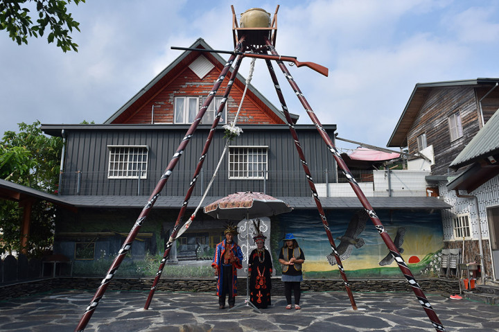 Suku Amis adalah salah satu penduduk asli dengan jumlah dan persebaran paling banyak di antara suku lain. Sedangkan Atayal adalah salah satu suku yang tinggal di daerah pegunungan dengan ciri khas berupa tato di wajah. Satu-satunya suku laut adalah Yami yang tinggal di Pulau Lanyu. Mereka terkenal sebagai nelayan ulung dan mempunyai banyak ritual budaya terutama yang berhubungan dengan laut.