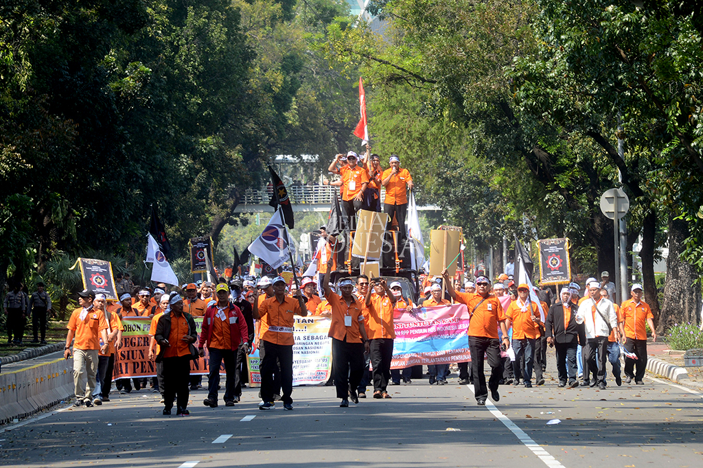 Gabungan serikat pekerja melakukan long march untuk menyampaikan tuntutannya di depan Istana Merdeka, Medan Merdeka, Jakarta.