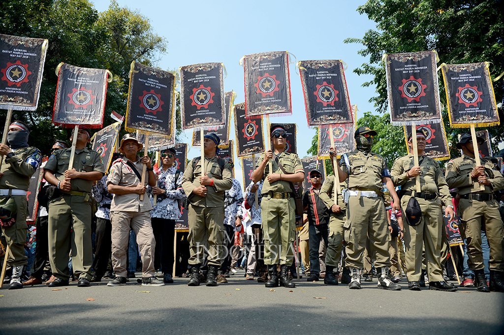 Berbagai tuntutan tampak pada spanduk-spanduk serta poster yang mereka bawa saat long march.