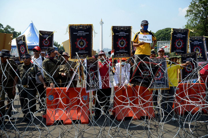 Salah satunya adalah mereka menuntut pemerintah untuk menghentikan perbudakan berkedok magang dan outsourcing.